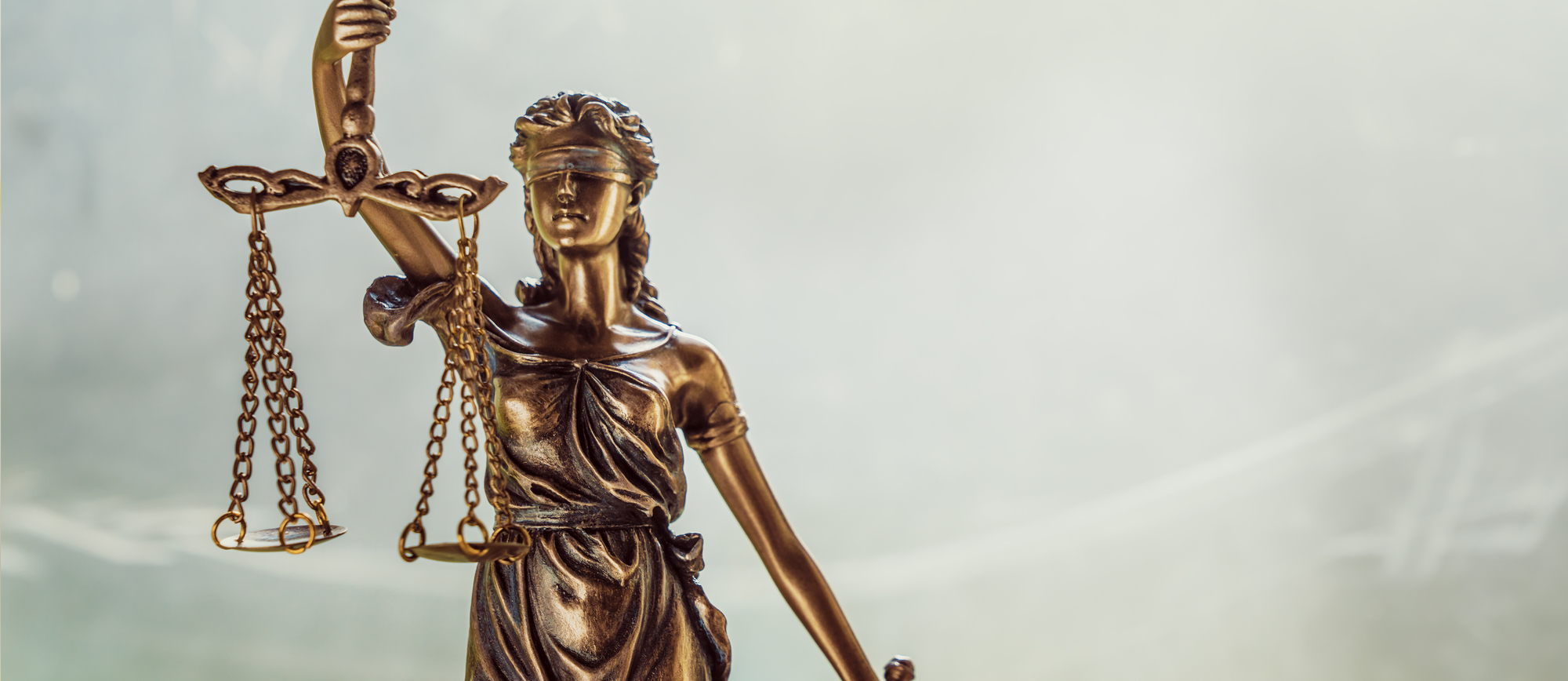 Justitia auf grauem Hintergrund.